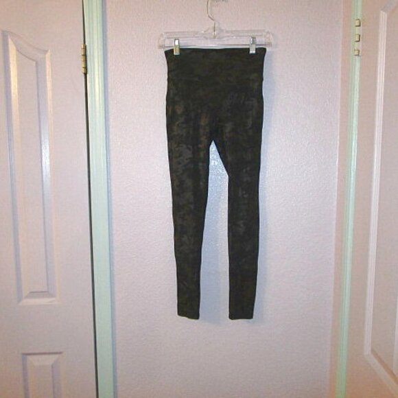 NEW Spanx MATTE Black CAMO Pull On SP LEGGINGS Stretch HIGH WAIST Faux Leather - Picture 2 of 10